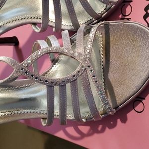 Nina Gallery Silver dress shie lots of bling size 8.5